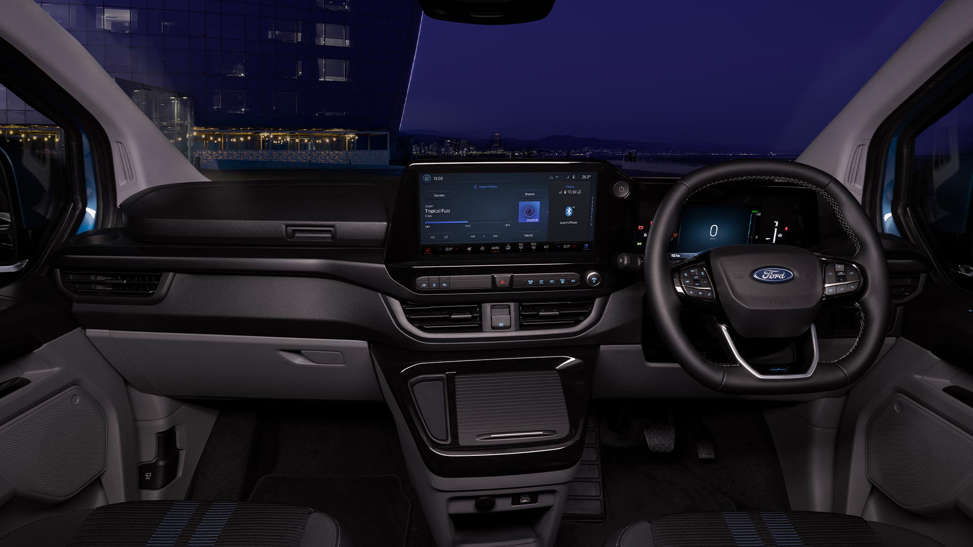Täyssähköisen Ford E-Transit Custom -pakettiauton sisätilat illalla.