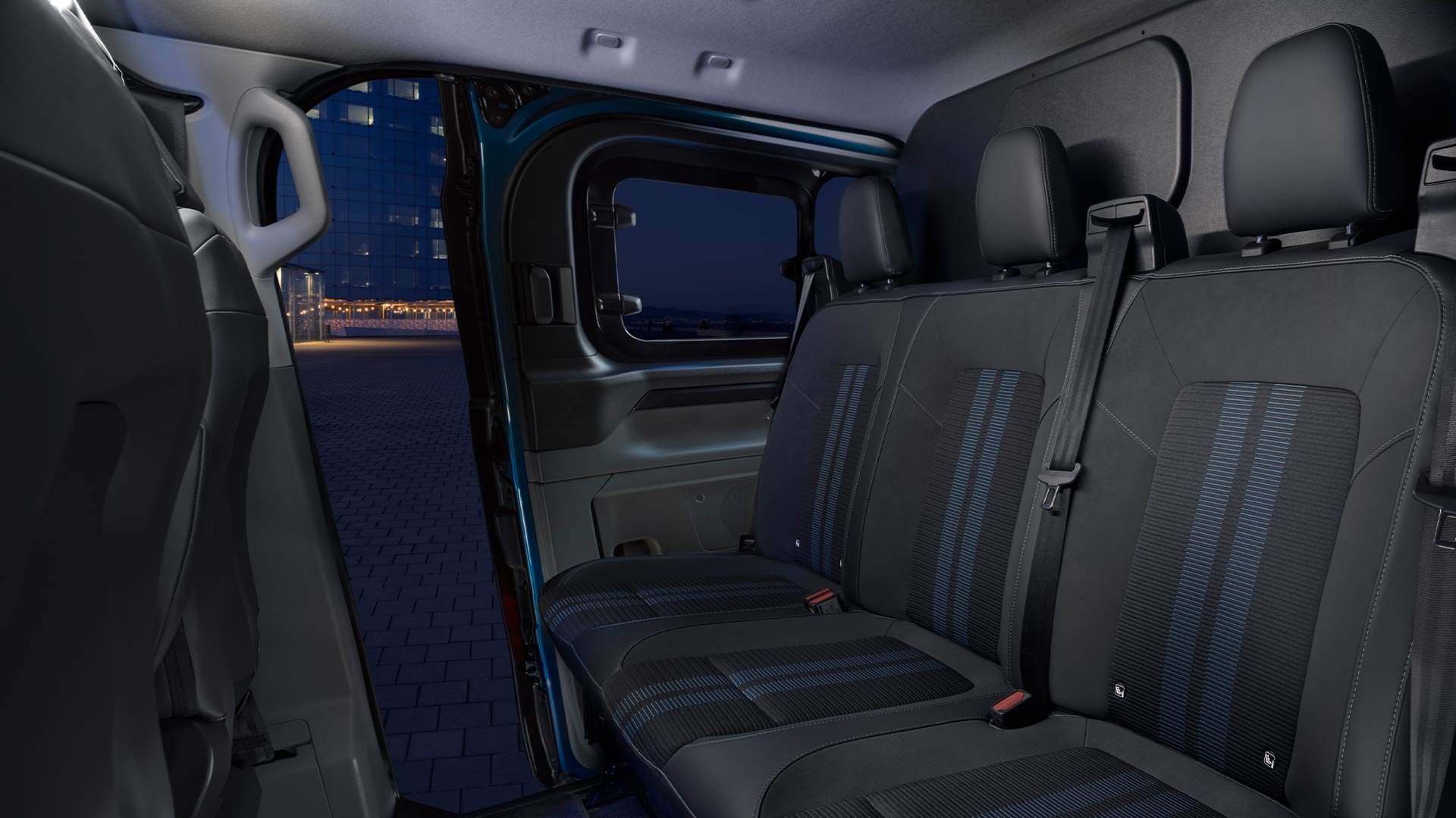Toisen rivin istuimet Ford E-Transit Custom Jatko-ohjaamopakettiautossa.