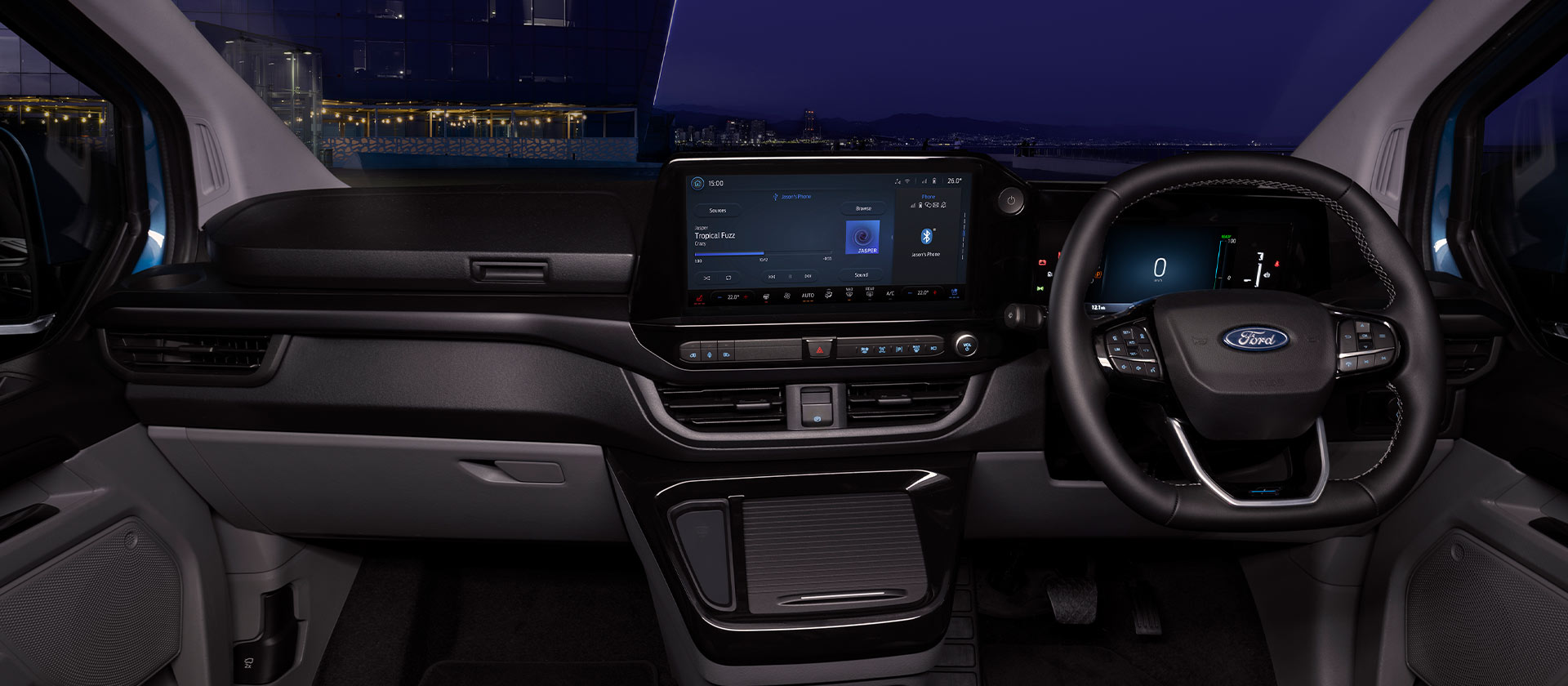 Täyssähköisen Ford E-Transit Custom -pakettiauton sisätilat illalla.