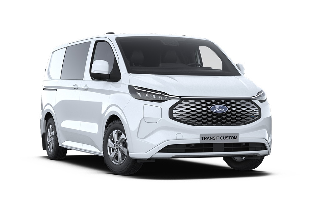 Valkoinen täyssähköinen Ford E-Transit Custom MultiCab-pakettiauto etuviistosta kuvattuna.