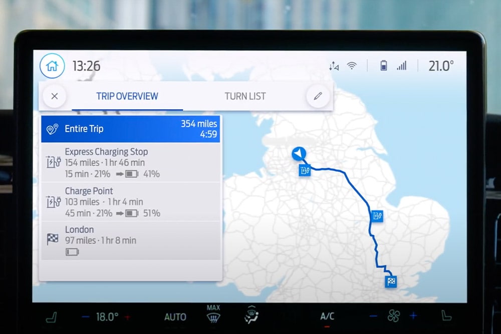 Täyssähköisen Ford E-Transit Custom -pakettiauton navigointinäyttö, jossa näkyy matkan tiedot.