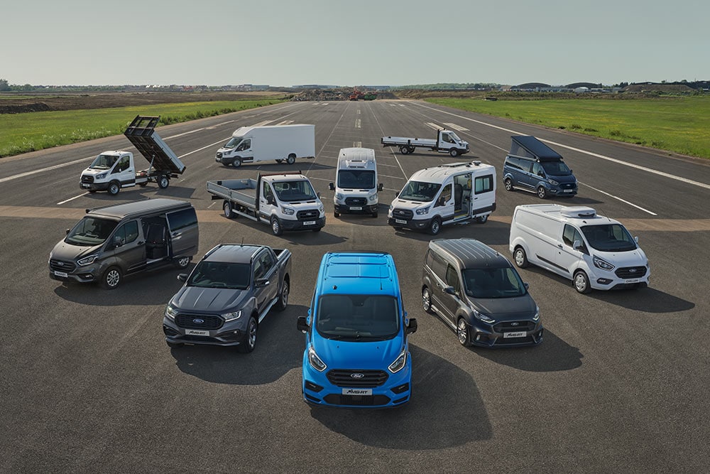 Erilaisia Ford-hyötyajoneuvoja.