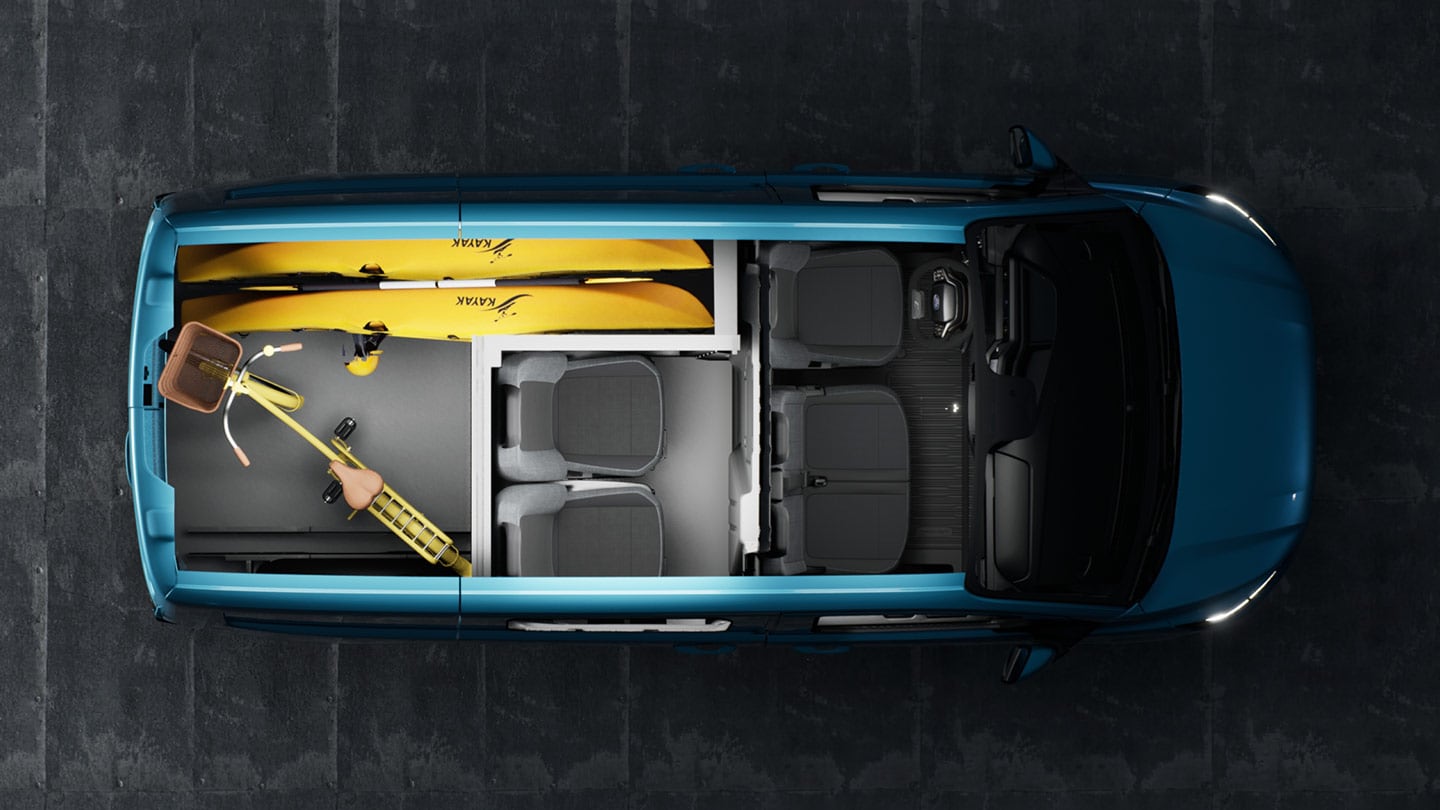 Ford E-Transit Custom MultiCabin sisätilat, jossa on kajakki ja polkupyöriä.