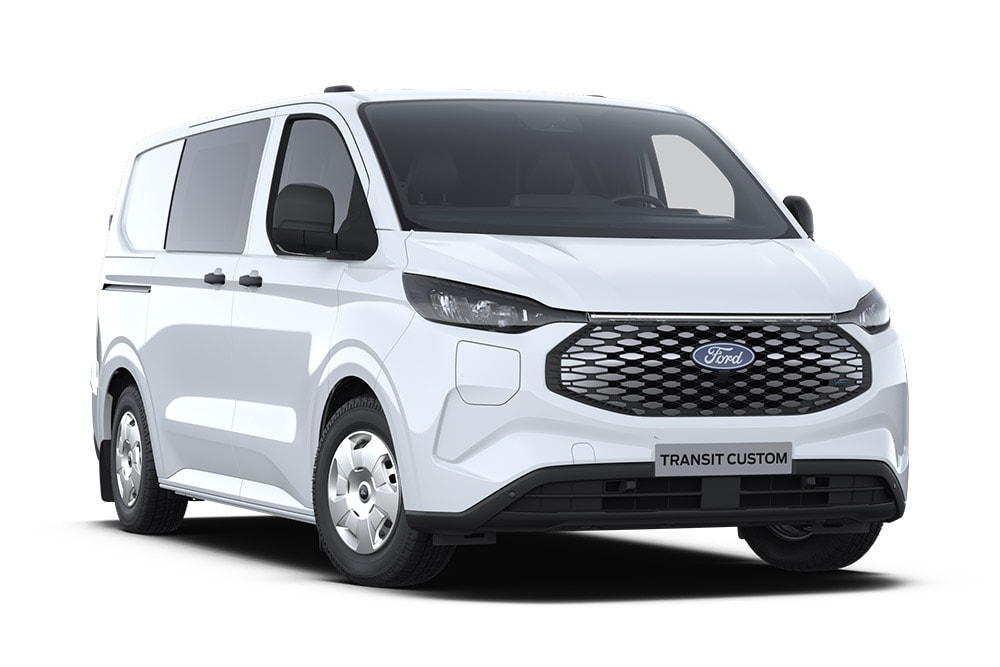 Valkoinen täyssähköinen Ford E-Transit Custom MultiCab-pakettiauto etuviistosta kuvattuna.