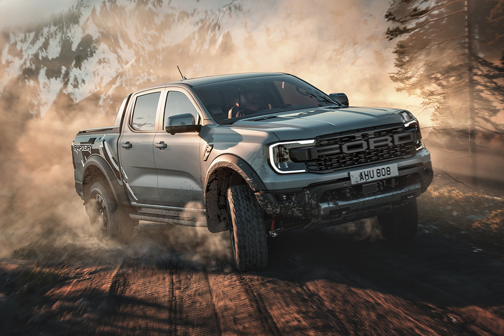 Ford Ranger Raptor ajaa soratiellä Baja-tilassa vuoristoisen maiseman edessä.