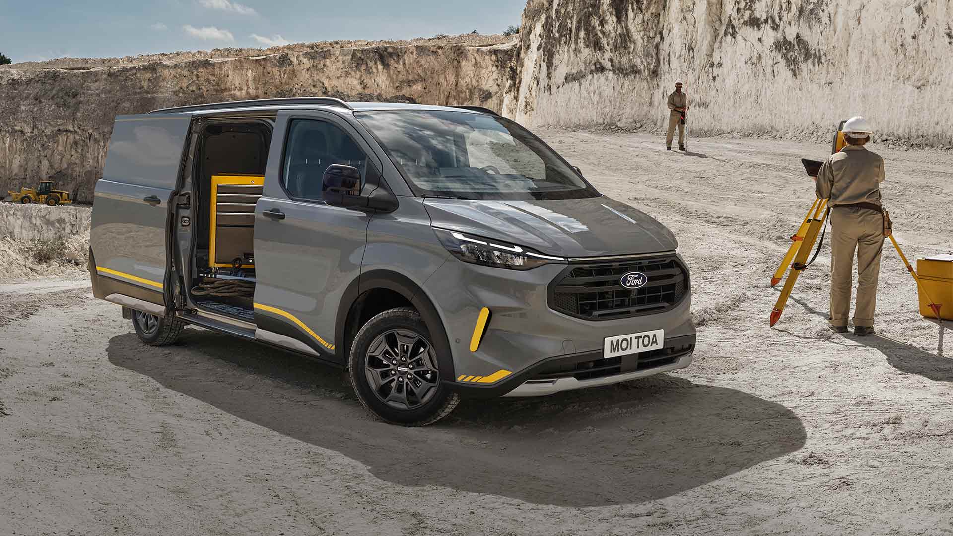 Harmaa Ford Transit Custom Trail -pakettiauto louhoksella.