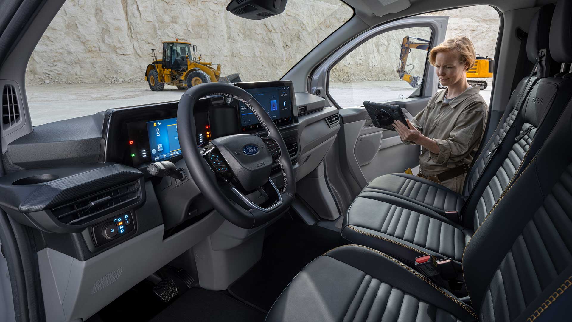 Harmaan Ford Transit Custom Trail -pakettiauton sisätilat.