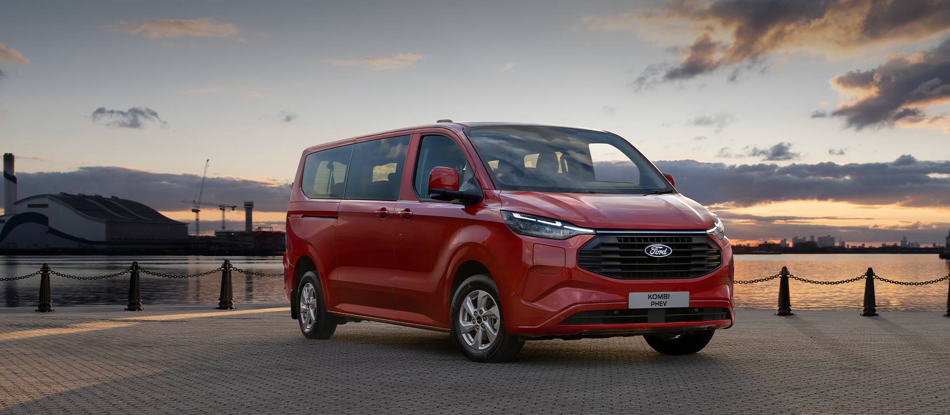 Punainen Ford Transit Custom Kombi PHEV