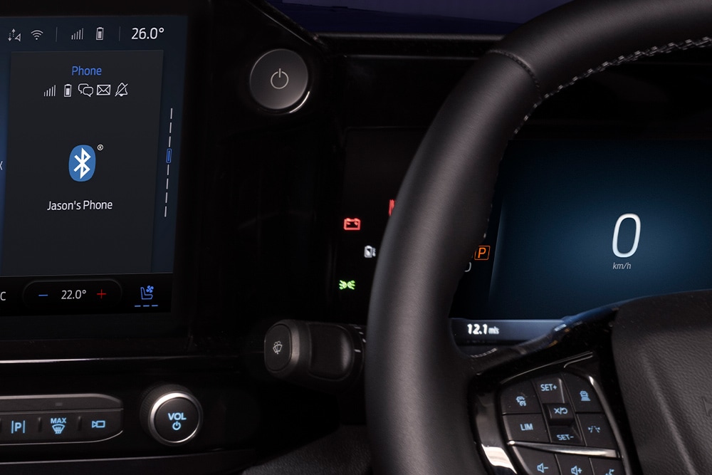 Lähikuva täyssähköisen Ford E-Transit Custom -pakettiauton käynnistyspainikkeesta.