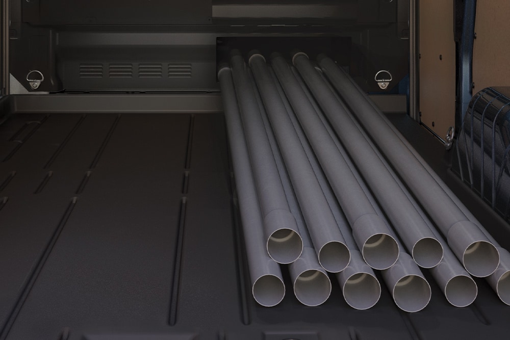 Putkia lastattuna Ford Transit Custom -pakettiautoon.