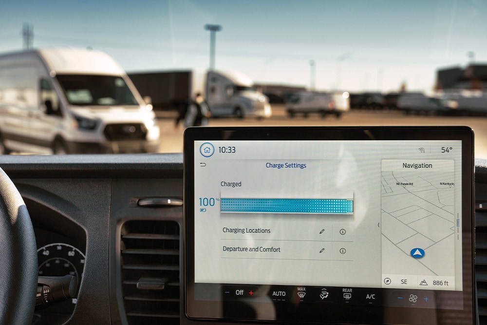 Ford Transit Customin kojelauta, jossa näkyy lataustiedot.