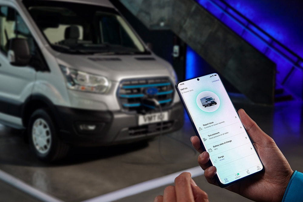 Henkilö pitelee matkapuhelinta, jossa näkyy Ford Pro -ajoneuvon tietoja