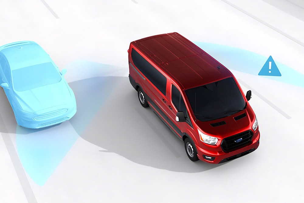 Graafinen näkymä punaisesta Ford Transit -pakettiautosta turvallisuusvaroitussymboleineen ylhäältä päin esitettynä.