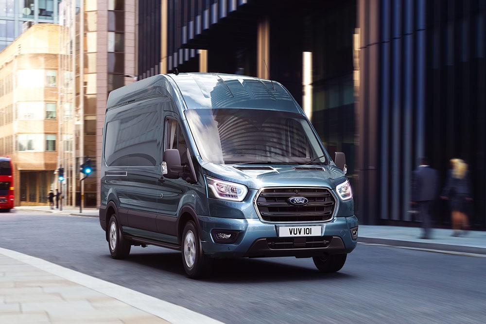 Ford Transit Van ajamassa kaupungilla.
