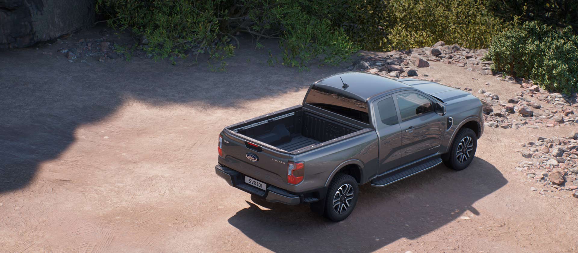 Harmaa Ford Ranger Super Cab pysäköitynä hiekkatielle.