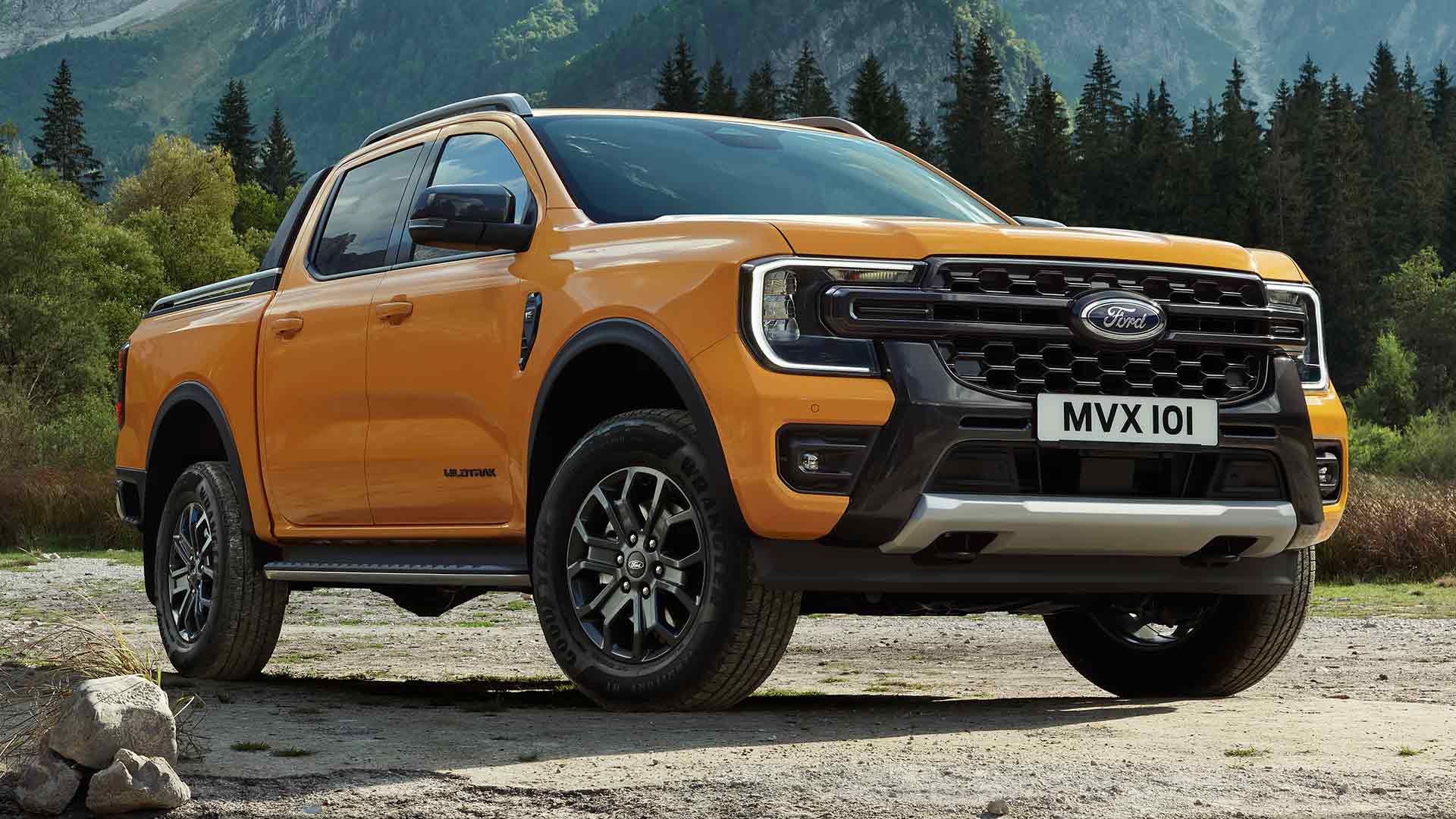 Keltainen Ford Ranger Wildtrak Double Cab metsä- ja vuoristomaisemassa.