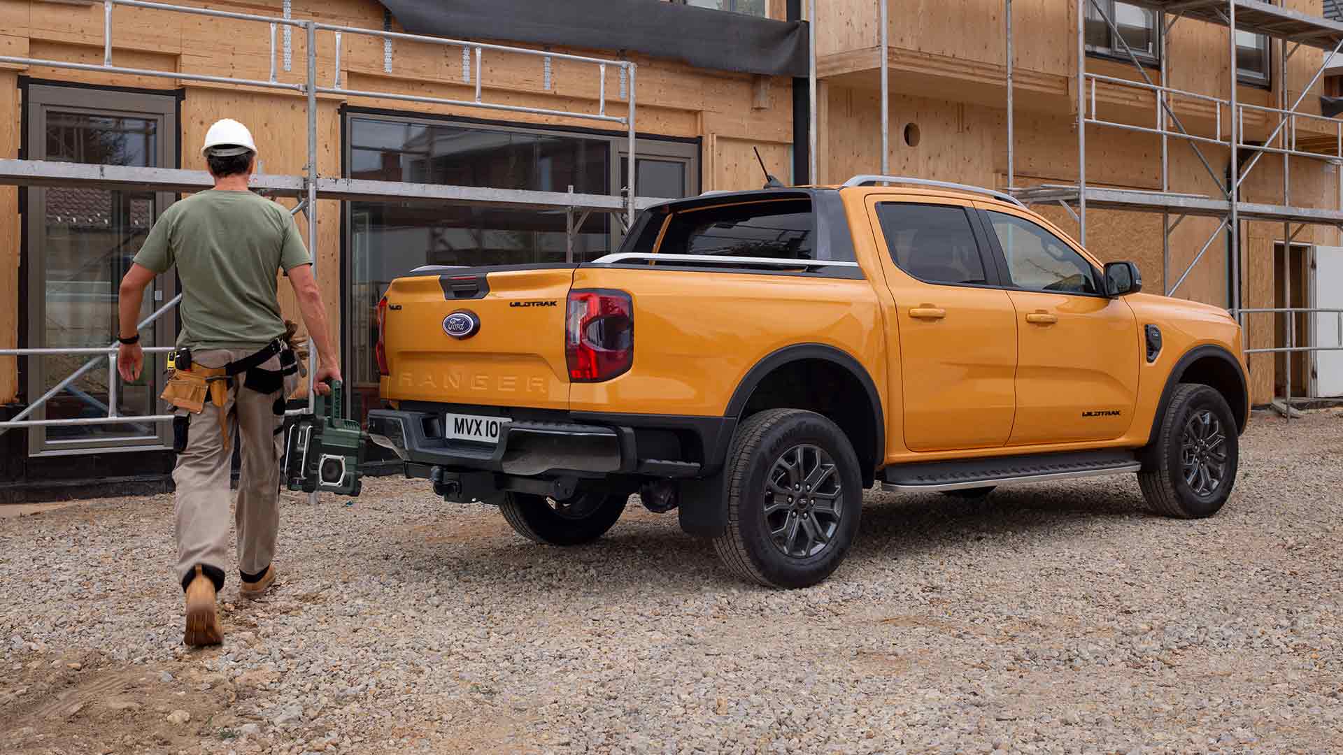 Takaviistosta kuvattu keltainen Ford Ranger Wildtrak Double Cab rakennustyömaalla.