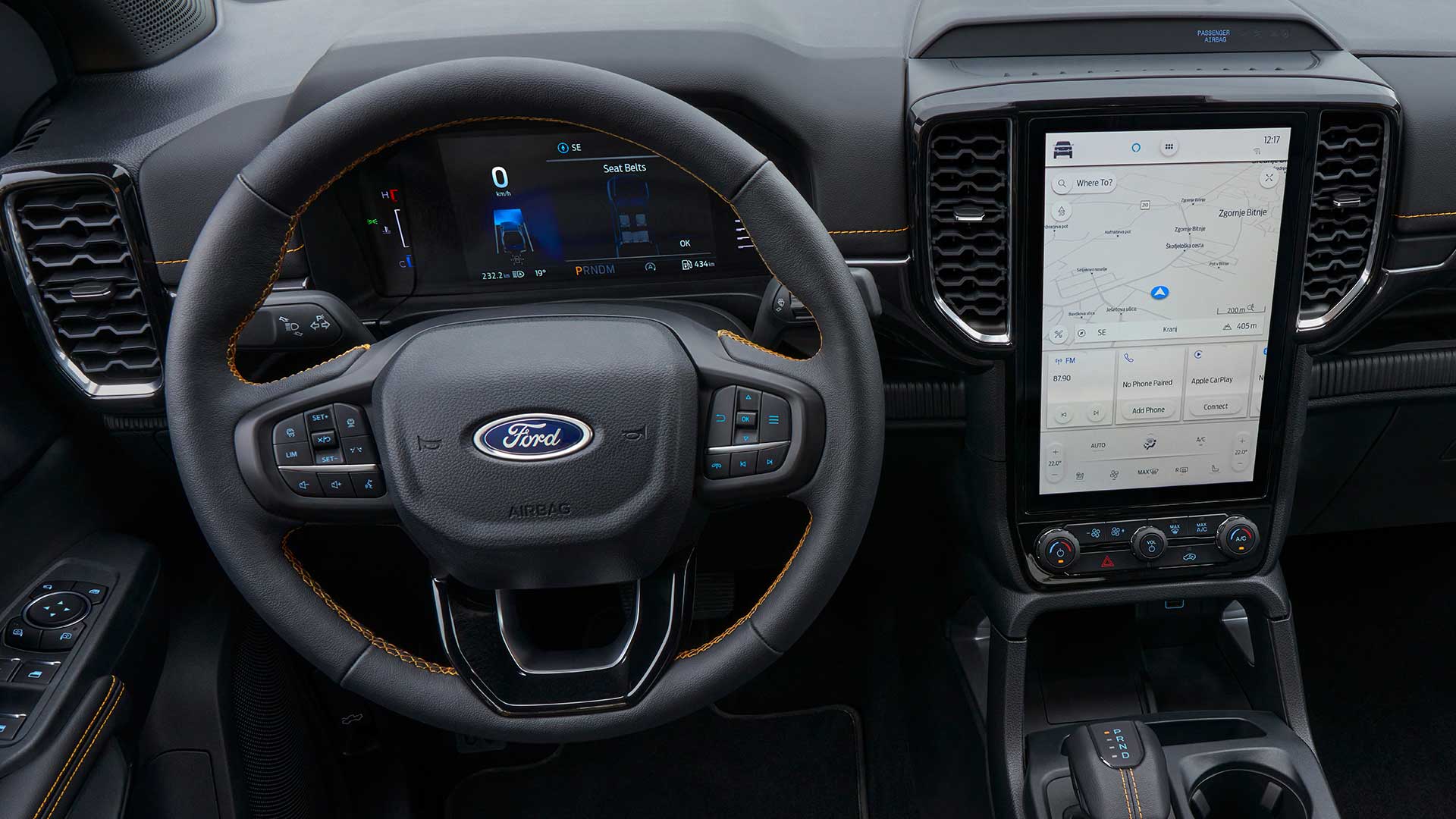 Sisäkuva Ford Rangerin ohjauspyörästä ja keskellä olevasta SYNC™ 4 -tietoviihdejärjestelmän 12" kosketusnäytöstä.