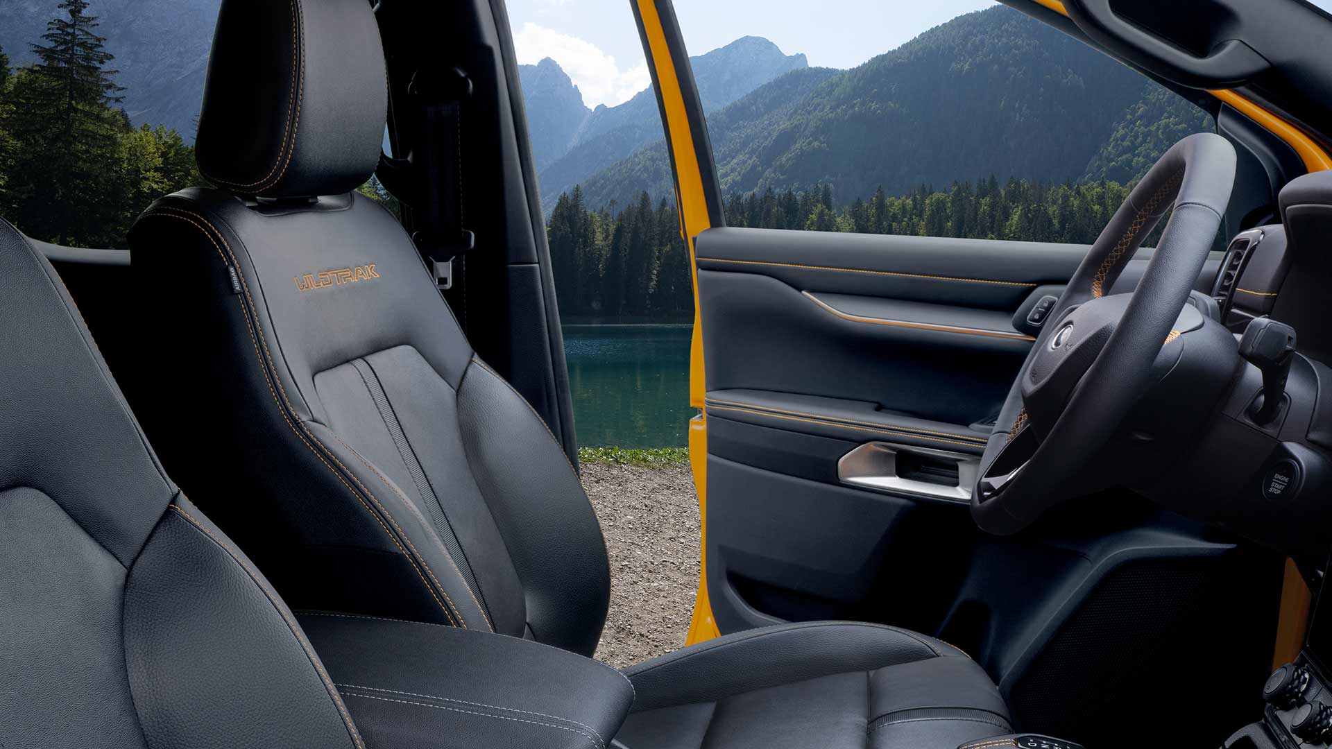 Sisäkuva Ford Ranger Wildtrakin mustista nahkaistuimista ja keltaisesta Wildtrak-brodeerauksesta.