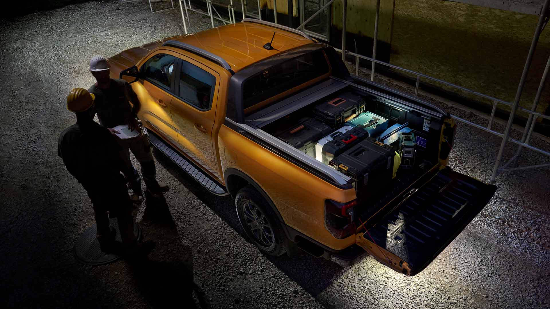 Ylhäältä kuvattu keltainen Ford Ranger Wildtrak yöllä vyöhykevalaistus päällä.