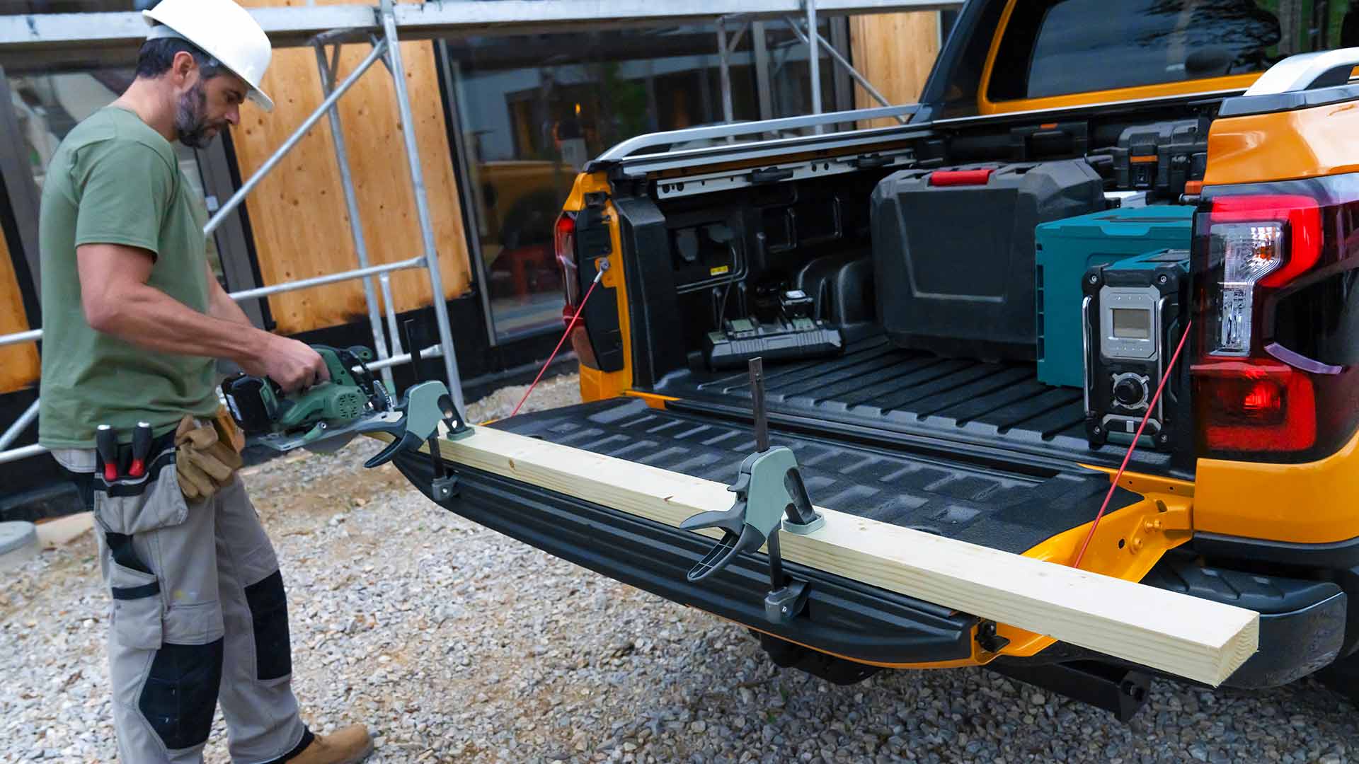 Työntekijä käyttämässä Ford Ranger Wildtrakin takalaitaa työpenkkinä.