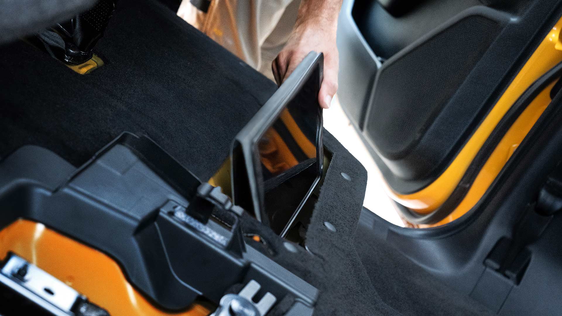 Lähikuva Ford Ranger Wildtrakin takaistuinten alla olevasta säilytystilasta.