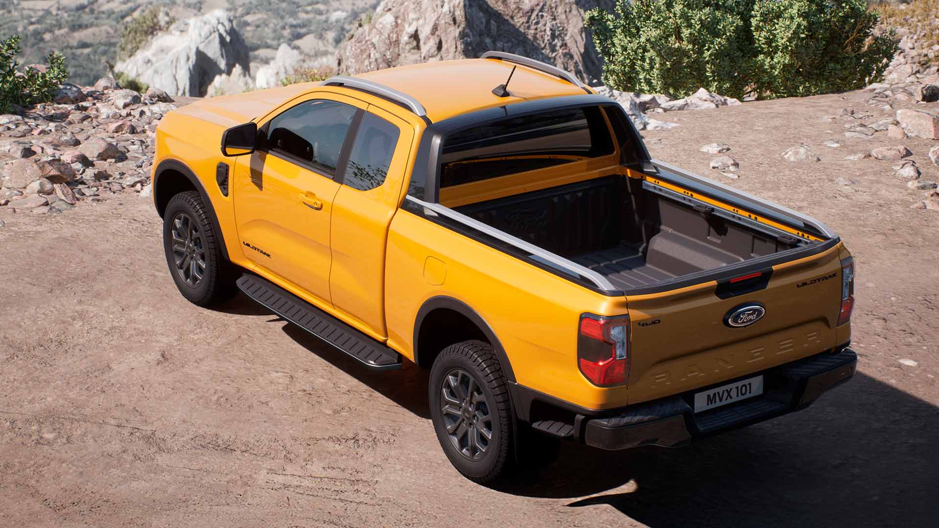 Keltainen Ford Ranger Wildtrak Super Cab pysäköitynä hiekalle.