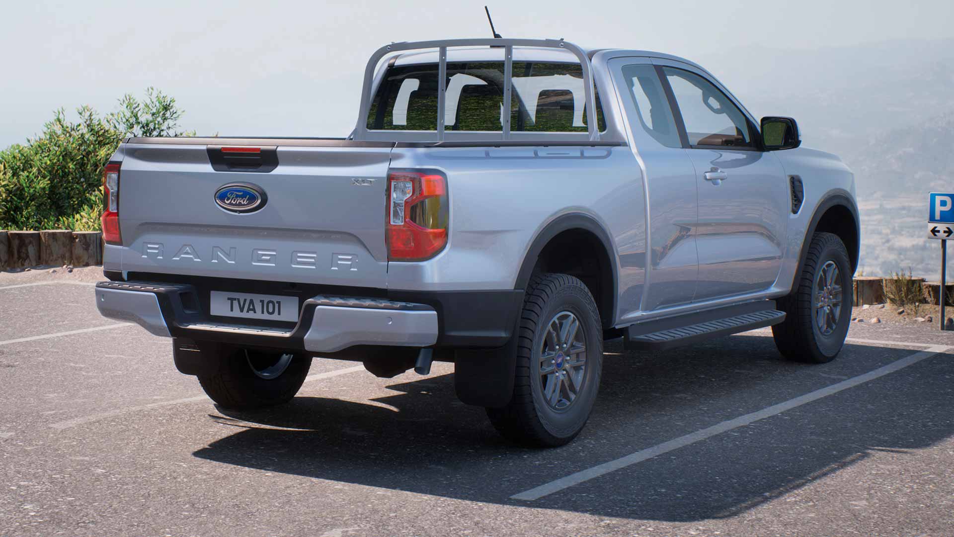 Näkymä pysäköidystä hopeanharmaasta Ford Ranger XLT Super Cabista.