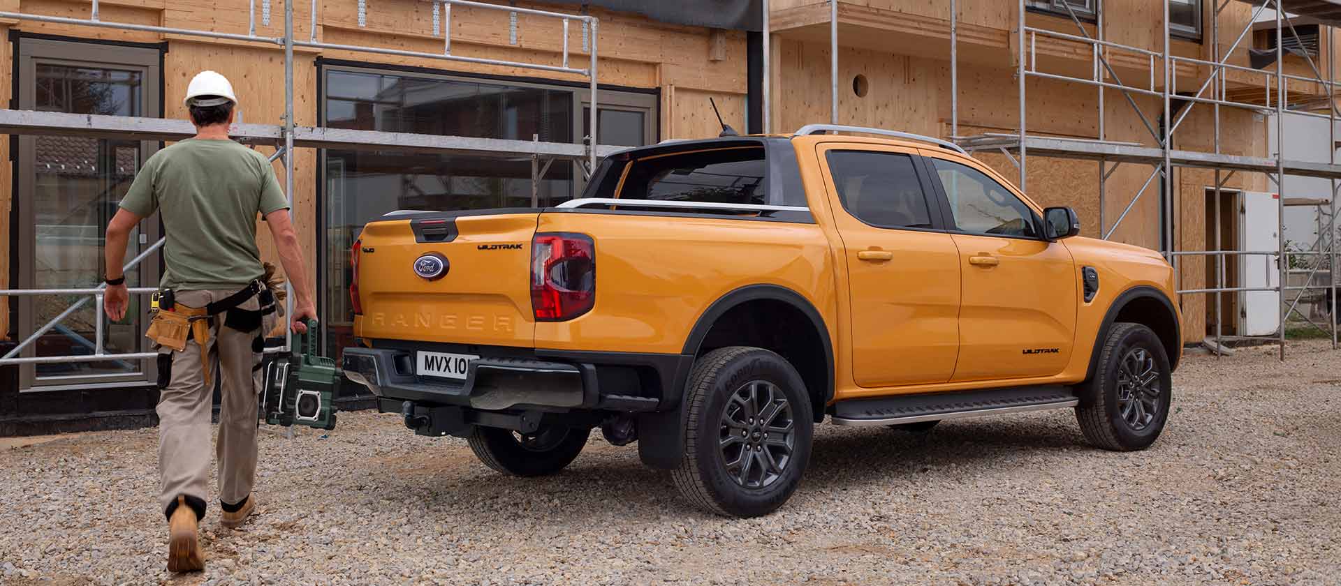Video, jolla esitellään rakennustyömaalla olevan keltaisen Ford Ranger Wildtrak Double Cabin käytännöllisiä ominaisuuksia.