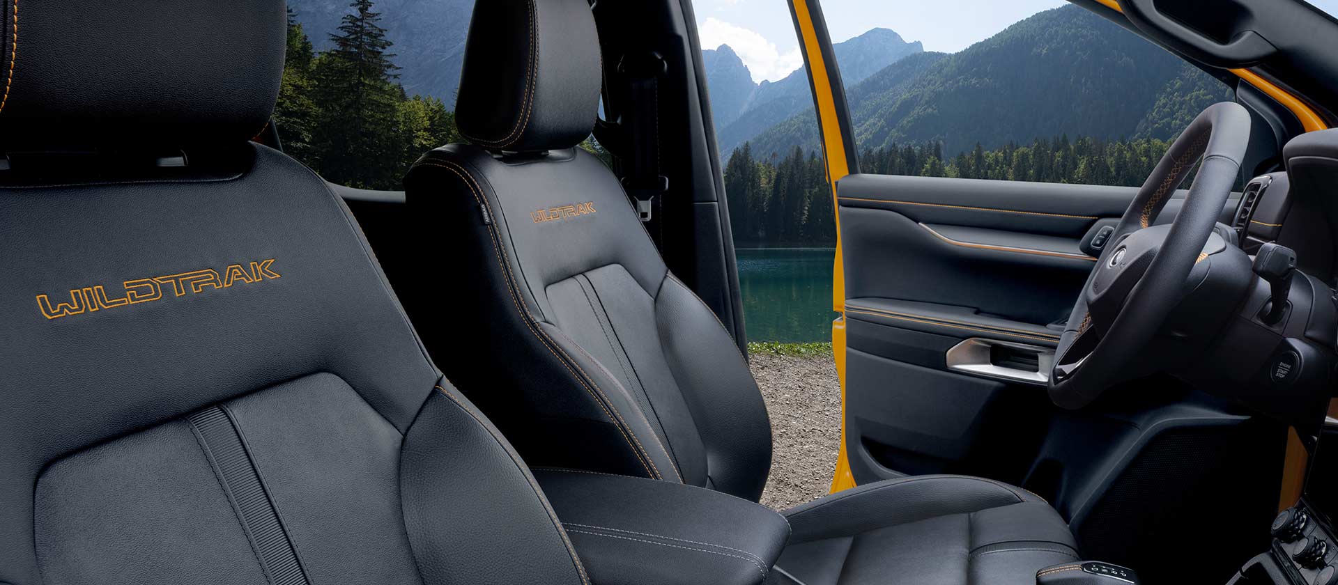 Ford Ranger Wildtrakin etuistuimet, myös 6- tai 8-suuntaisesti säädettävä kuljettajan istuin.