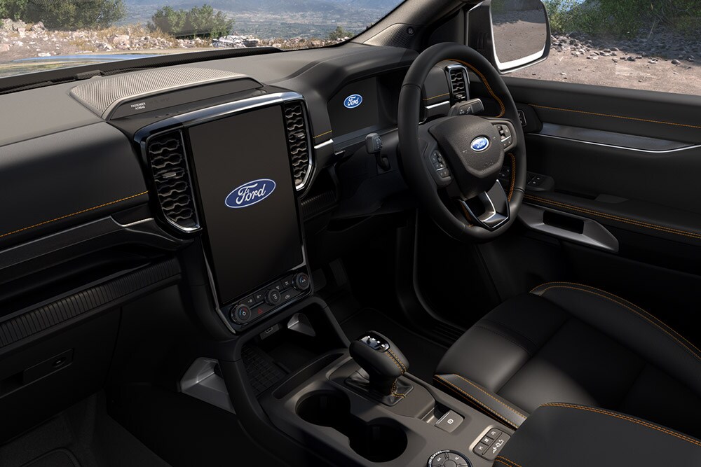 5-paikkaisen Ford Ranger Double Cabin sisätilat