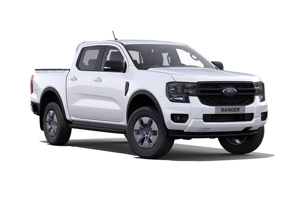 Etuviistosta kuvattu valkoinen Ford Ranger XLT ladattava hybridi valkoista taustaa vasten.