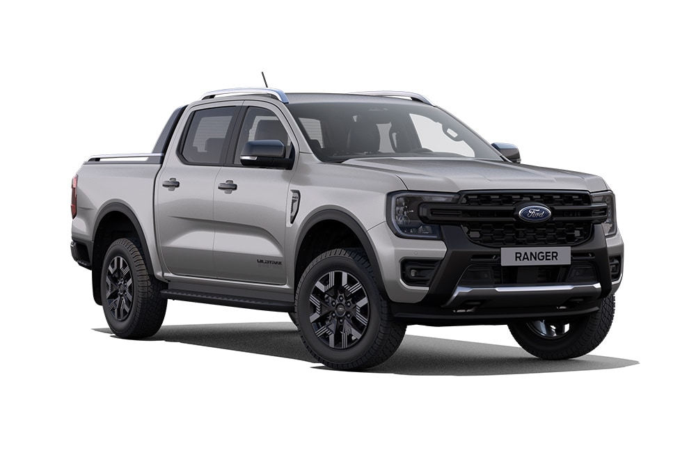 Etuviistosta kuvattu hopeanharmaa Ford Ranger Wildtrak ladattava hybridi valkoista taustaa vasten.