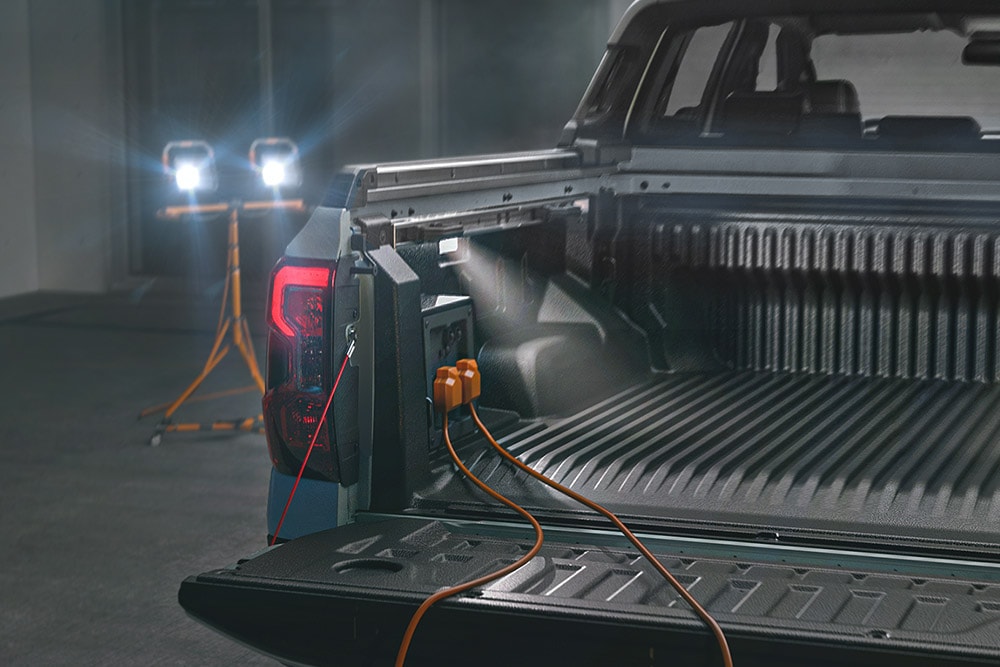Lähikuva Ford Ranger ladattavan hybridin kuormalavasta, jossa työkaluja ja valoja käytetään Pro Power OnBoard -järjestelmällä