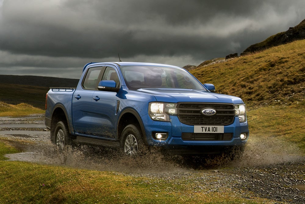 Sininen Ford Ranger ajamassa yli vetisen maaston.