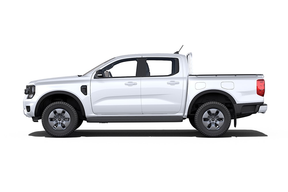 Valkoinen Ford Ranger Double Cab -avolava-auto sivulta kuvattuna.