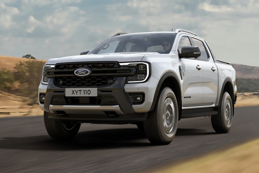 Ford Ranger ladattava hybridi ajamassa maaseututiellä.