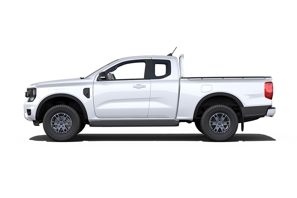 Valkoinen Ford Ranger Super Cab -avolava-auto sivulta kuvattuna.