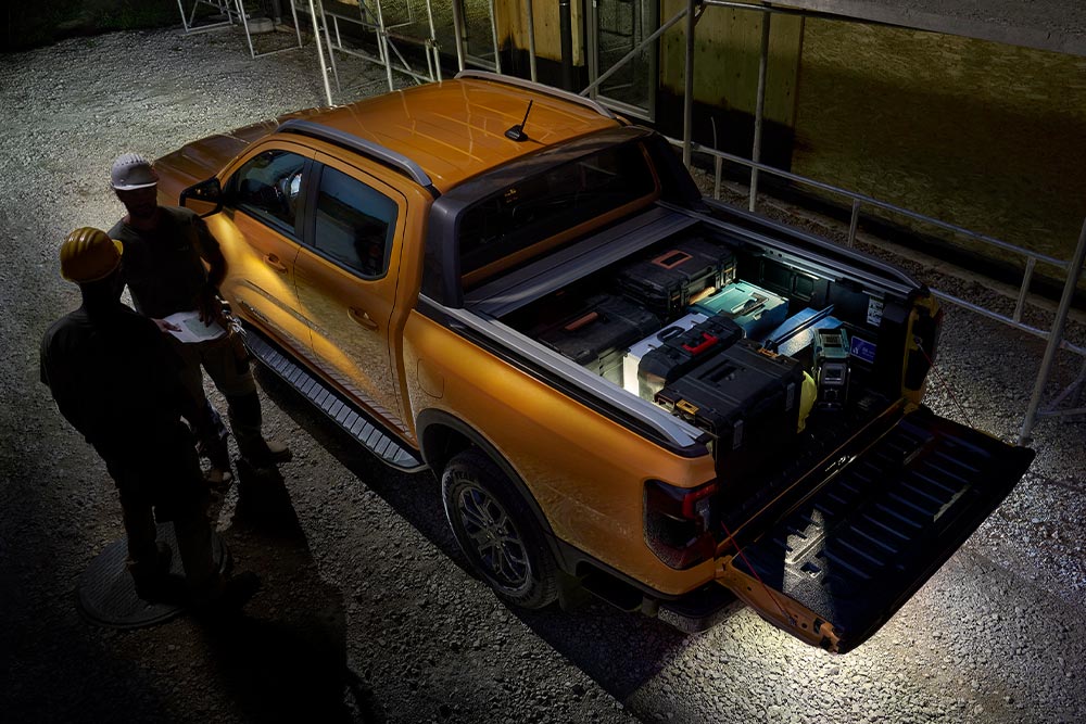 Ylhäältä kuvattu keltainen Ford Ranger Wildtrak yöllä vyöhykevalot päällä.