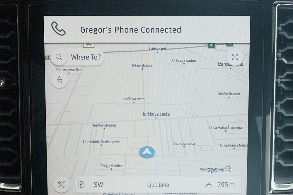 Ford Rangerin kosketusnäyttö, jolla näkyy yhdistetyn navigoinnin kartta.