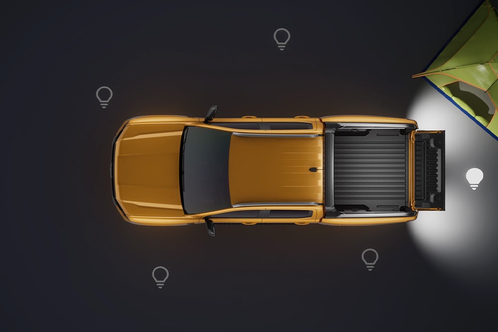 Ilmakuva keltaisesta Ford Ranger Double Cabista ja sen avoimesta takalaidasta sekä vyöhykevalaistuksesta.