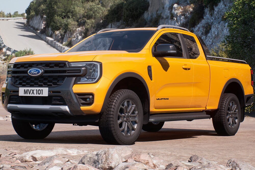 Keltainen Ford Ranger Double Cab mutkittelevan maisematien varrella.
