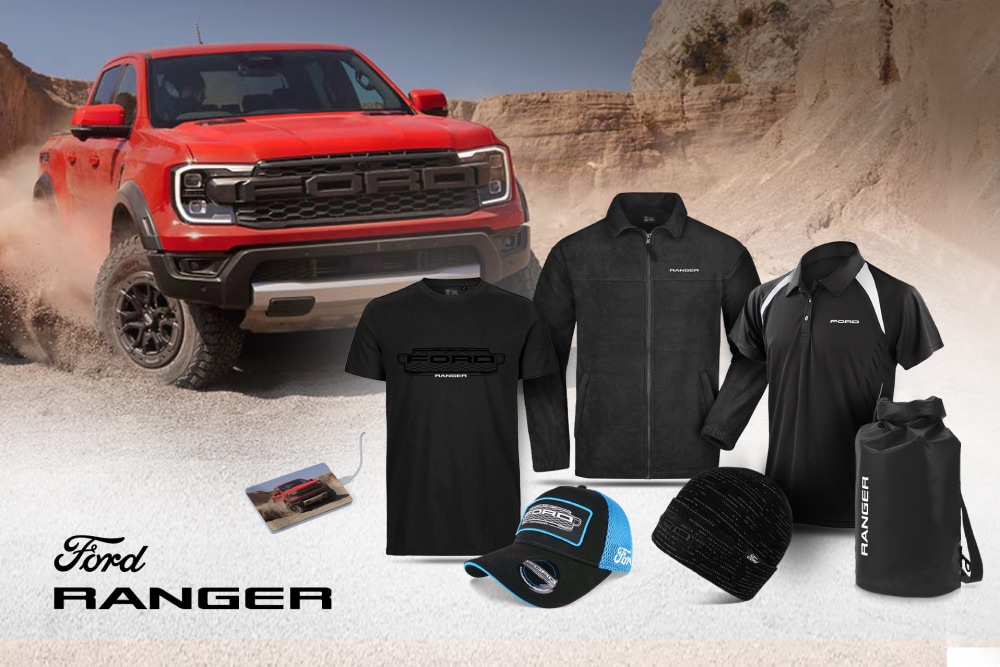 Ford Ranger Collection –valikoimasta kuvassa näkyvät musta t-paita, takki, pikeepaita, lippis, pipo ja kuivasäkki, ja kuvassa myös punainen Ranger