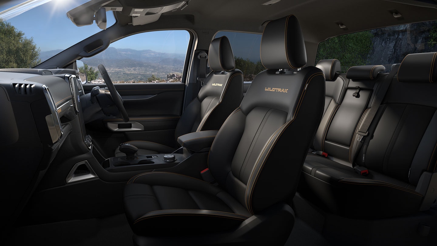5-paikkaisen Ford Ranger Double Cabin sisätilat