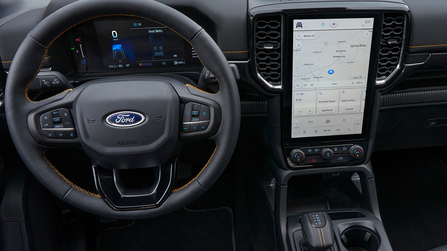 Ford Rangerin ohjauspyörä, digitaalimittaristo ja tietoviihdejärjestelmän näyttö.