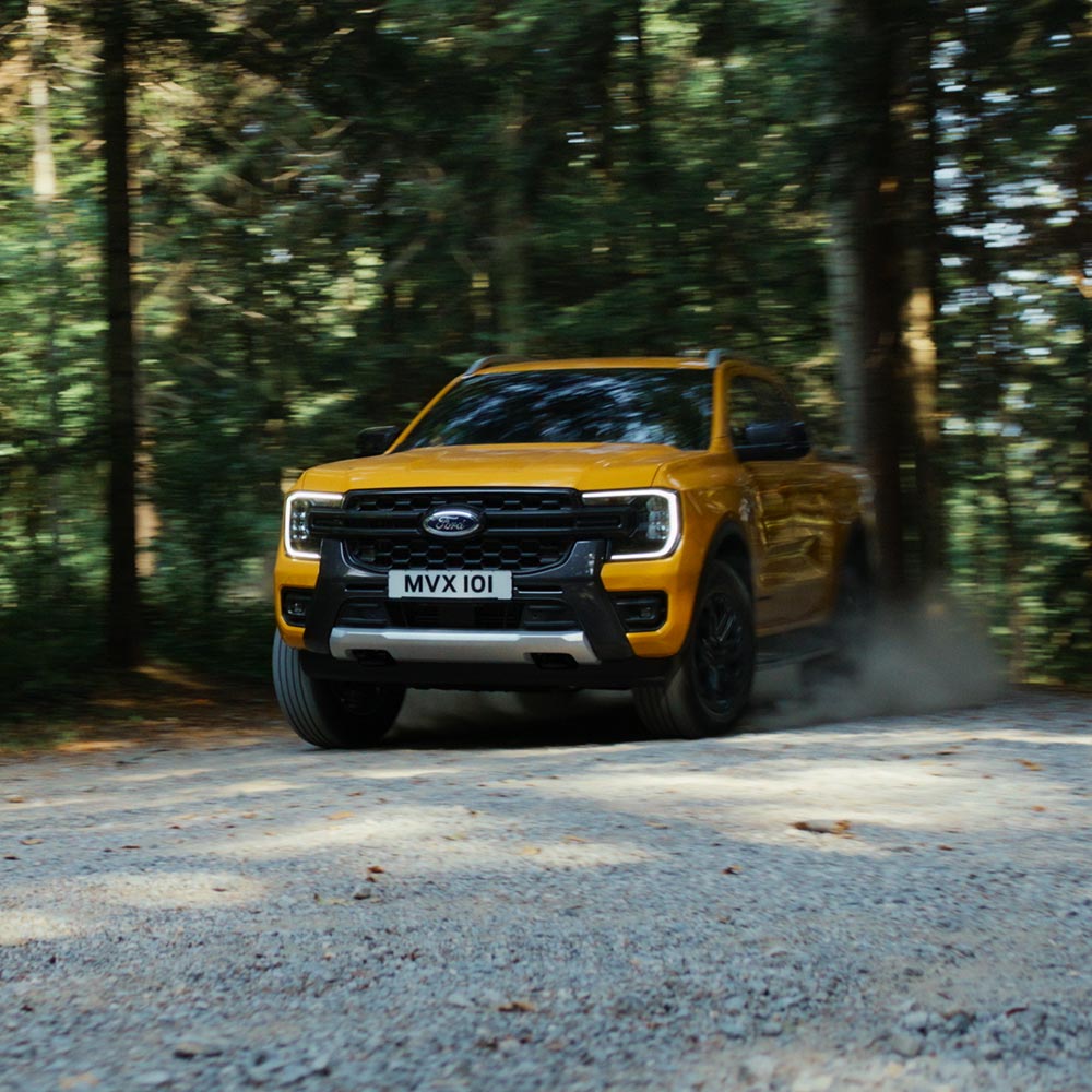 Video vuoristoteillä ja sorareiteillä ajavasta keltaisesta Ford Ranger Wildtrak Double Cabista.