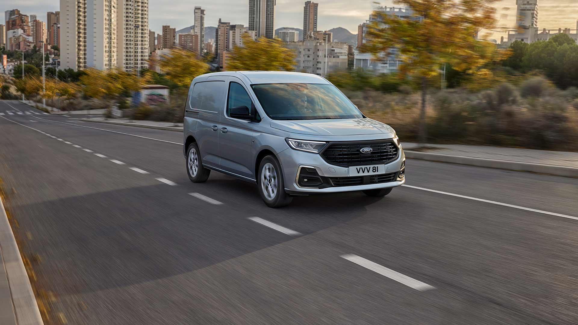 Ford Transit Connect ajamassa kaupungissa, näkyvissä kromiset sumuvalojen kehykset ja automaattiset ajovalot.