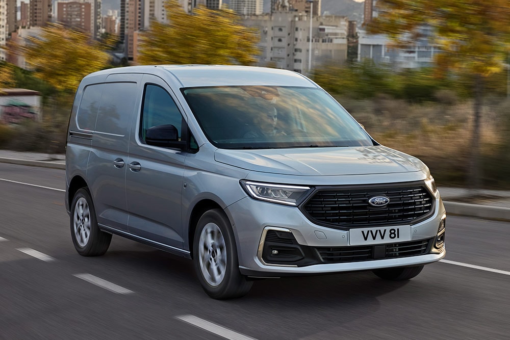 Ford Transit Connect ajamassa kaupungissa, näkyvissä kromiset sumuvalojen kehykset ja automaattiset ajovalot.