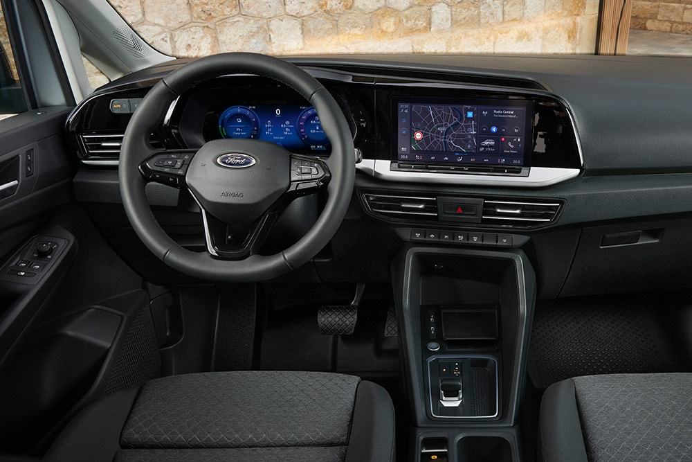 Ford Transit Connectin sisätilat, joissa näkyy ohjauspyörä ja 10 tuuman digitaalinen mittaristo.