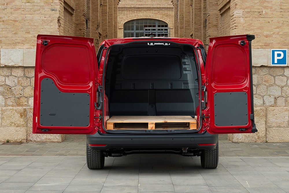 Takaa kuvattu Ford Transit Connect, jossa on takaovet auki ja jonka kuormatilassa on rakennustarvikkeita.